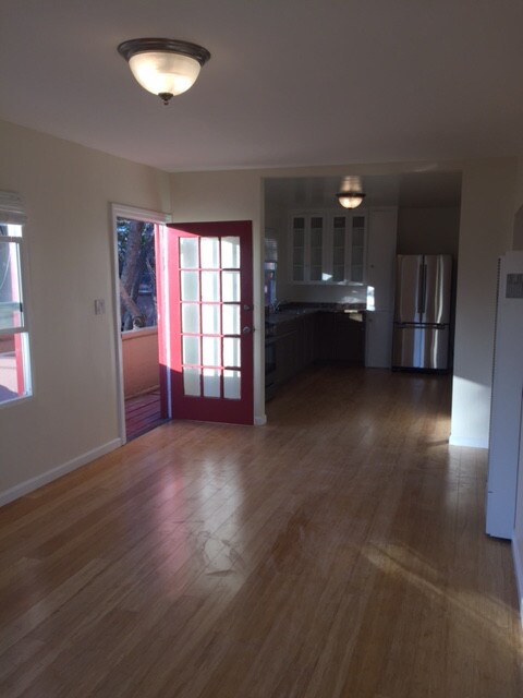Entrance to living room and kitchen - 926 Marco Pl