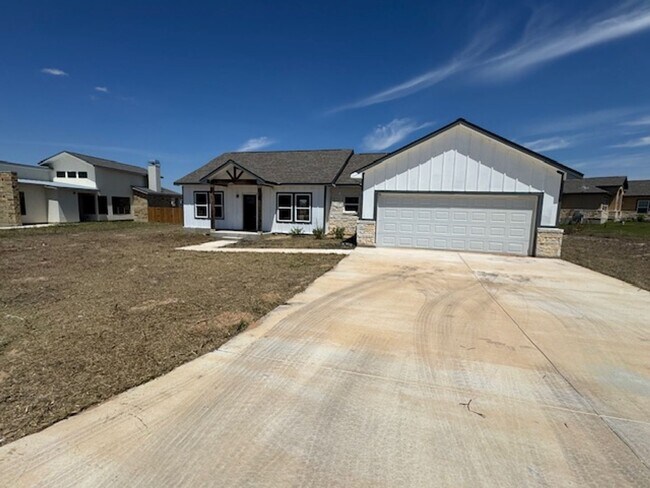 Foto del edificio - Super Nice Beautiful  3 bedroom 2 bath- In La Vernia with Over .43 acres