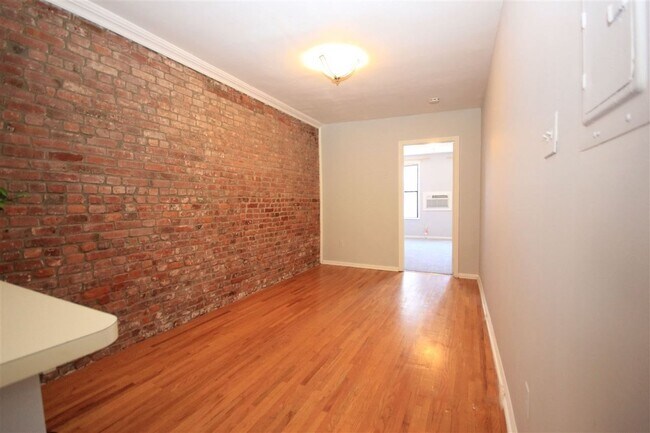 Building Photo - 108 Willow Ave