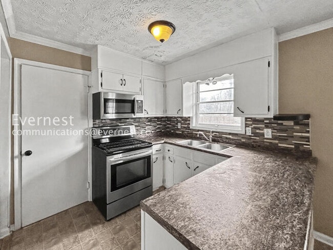 Building Photo - 3 Bed, 2 Bath Home with Carport / Pet-Friendly / Available Now