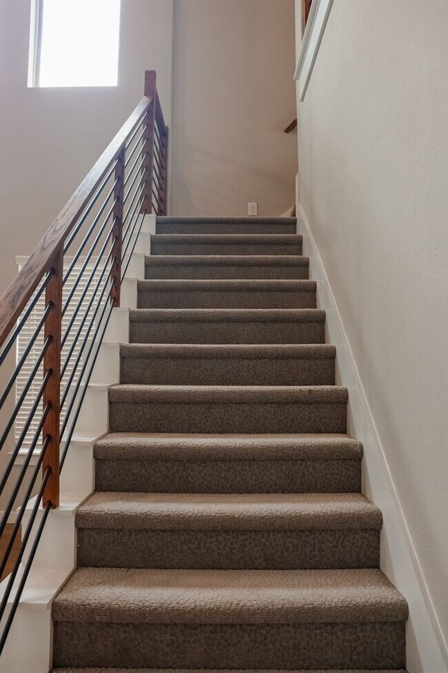 Building Photo - Discover Your Dream Home in Enchanting Fri...
