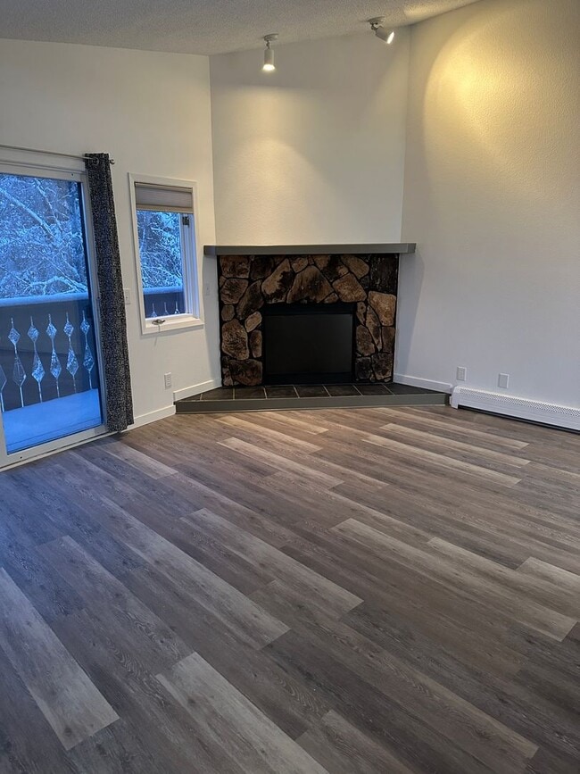 Building Photo - Newly Remodeled, 1 Bed/1 Bath Garage/Washer/Dryer