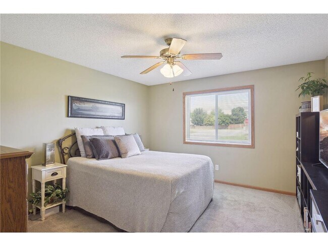 Building Photo - 1660 Lakeridge Way