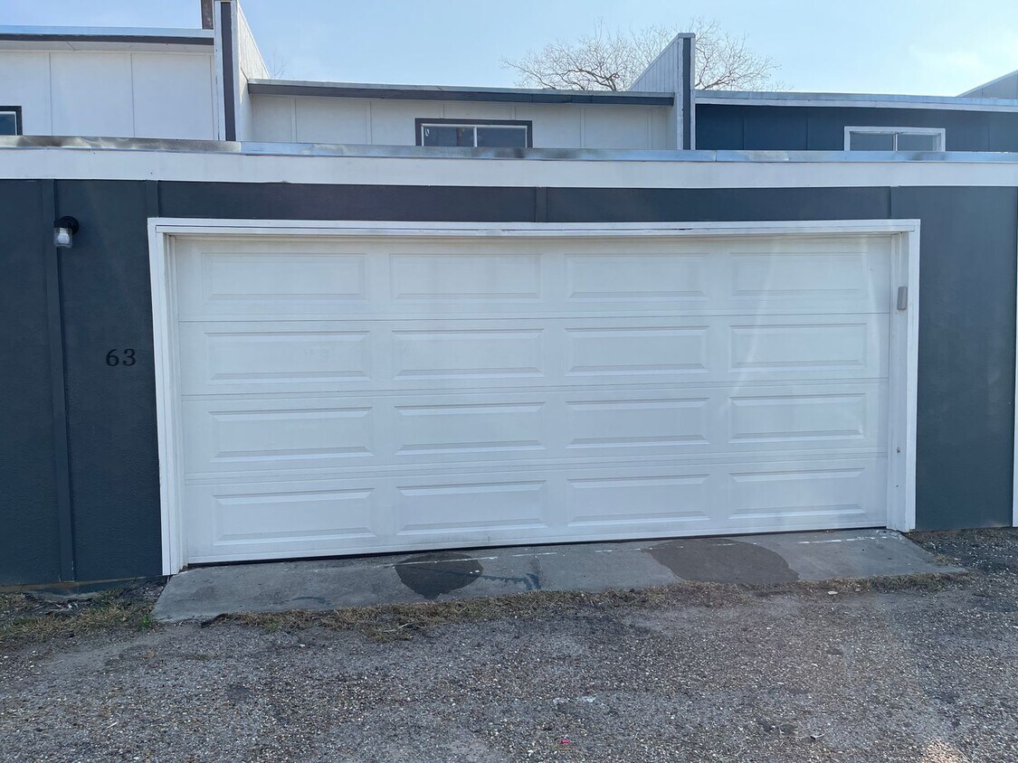 Foto principal - 63 S Commonsway Dr