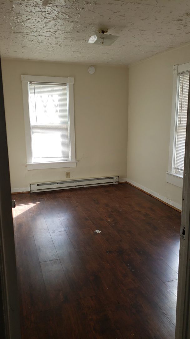 Building Photo - 4 bedroom, 1 bath, 2 story single family h...