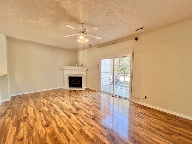 Foto del edificio - **OFFERING WAIVED APPLICATION FEES & $100 ...