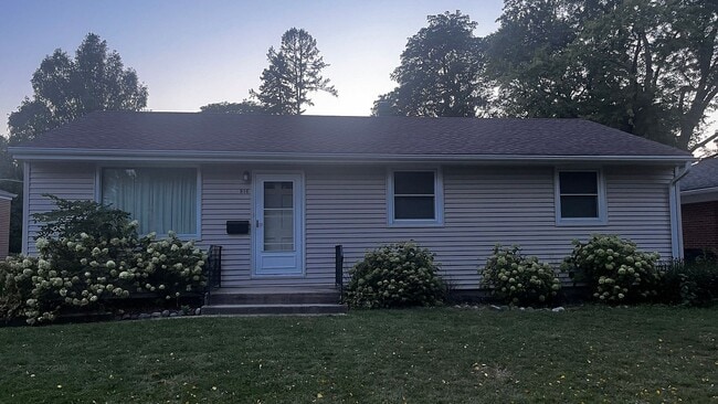 Building Photo - 916 S Evergreen Ave
