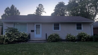Building Photo - 916 S Evergreen Ave
