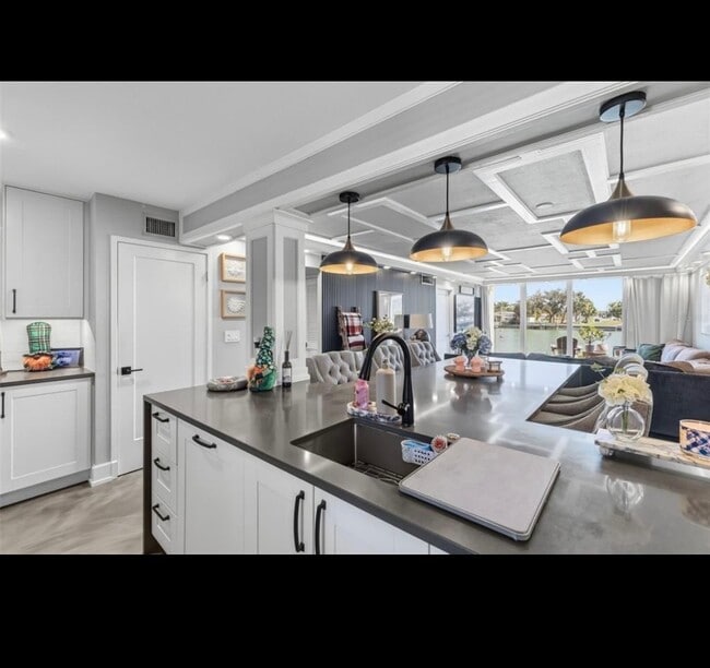 Foto del edificio - 7465 Bay Island Dr S