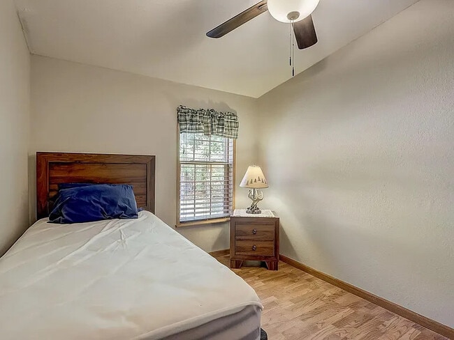 2nd bedroom - 128 Lake Shore Dr