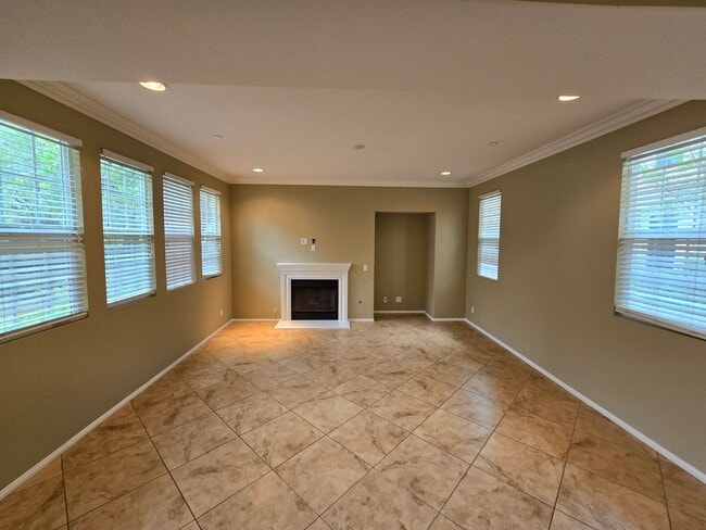 Building Photo - Columbus Square: 3 Bedroom 2.5 Bath Attached Townhome,