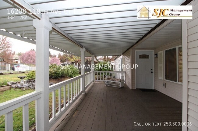 Building Photo - Updated home with detached garage for rent...