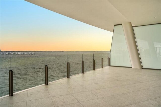 Foto del edificio - 5 Grove Isle Dr