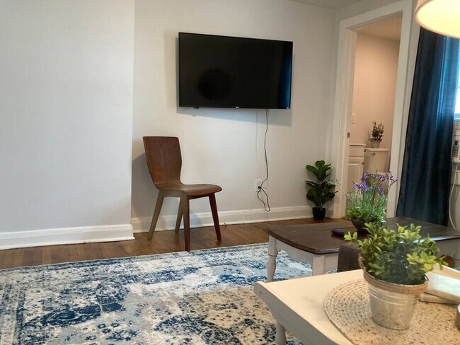 Building Photo - 905 Hill St