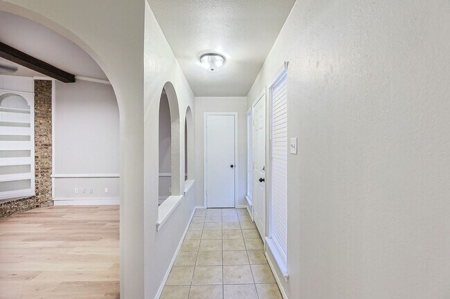 Building Photo - Short Term Lease Available