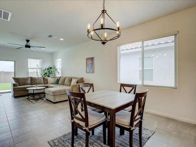 Foto del edificio - Spacious 3-Bedroom Home with Modern Features & Large Backyard!