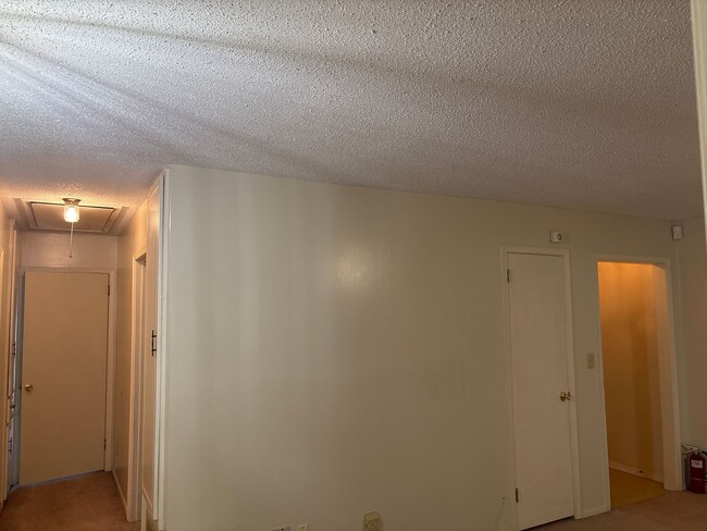 Building Photo - Charming home!