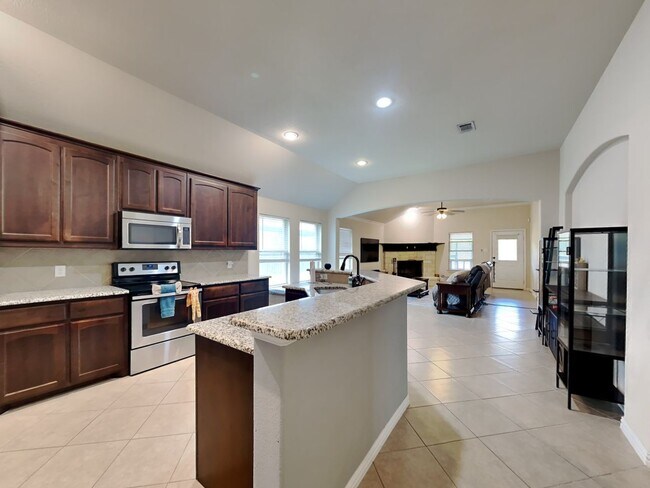 Foto del edificio - BEAUTIFUL BRICK FOUR BEDROOM!