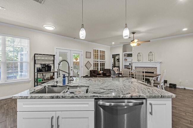 Building Photo - 606 Lantana St