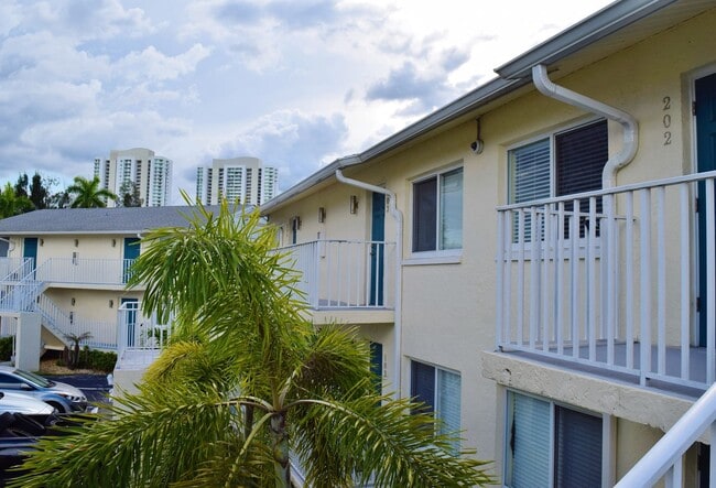 Building Photo - Apartment for rent in Ft Myers
