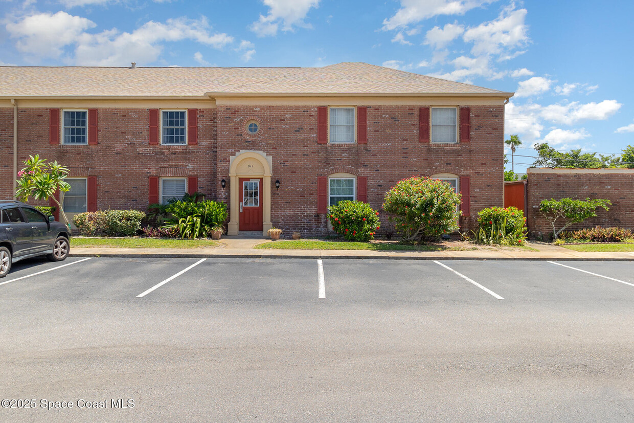 Primary Photo - 105 E Colonial Ct