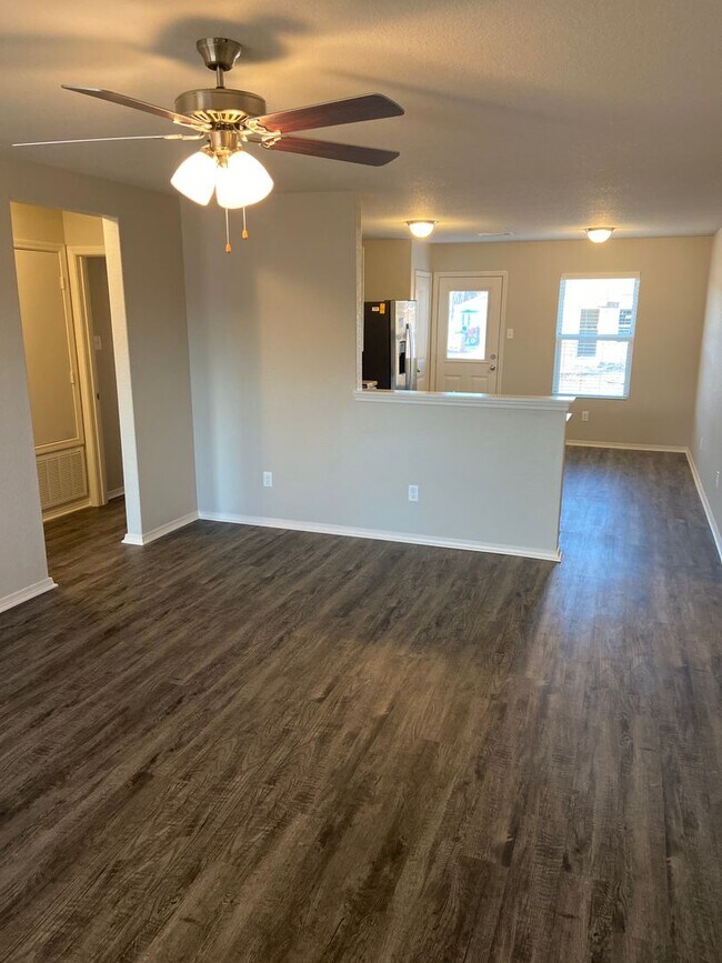 Foto del edificio - Three Bedroom | Two Bathroom Home in Conra...