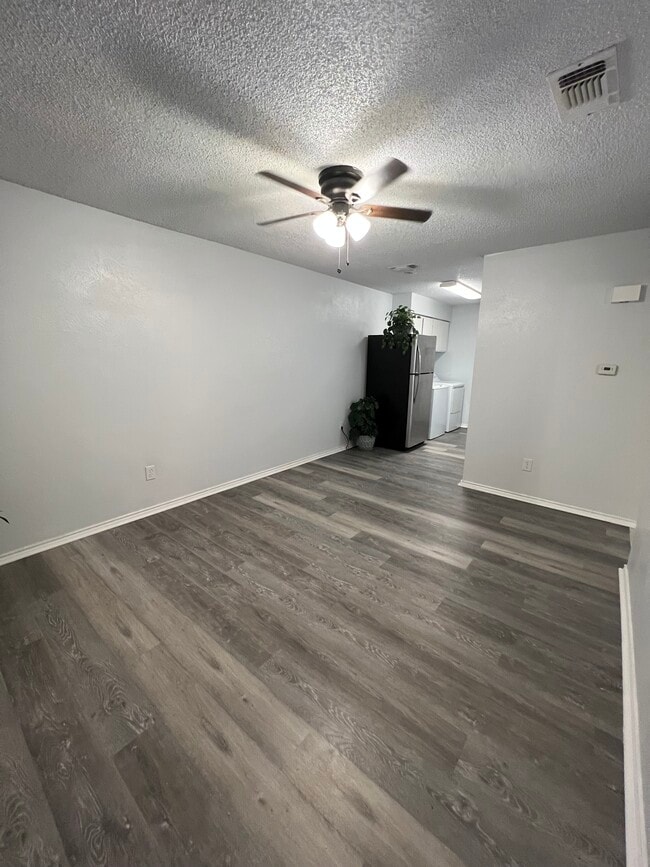 Foto del edificio - 304 E Oakdale St