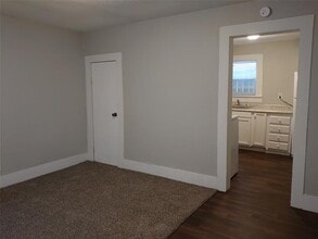 Building Photo - 3733 Laurel Dr
