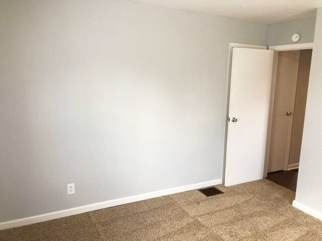 Foto del edificio - EAST SIDE 2 BEDROOM WITH BASEMENT!  AVAILABLE NOW!