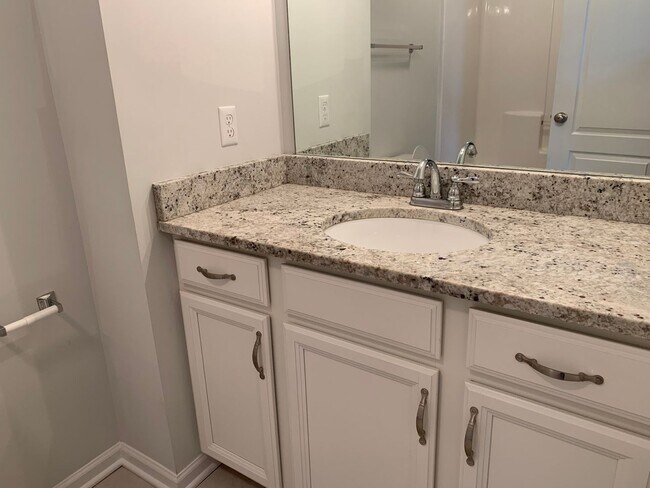 Foto del edificio - End Unit Townhome in Campbell County