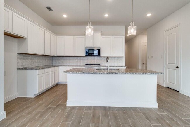 Foto del edificio - Brand New 3 Bed 2 Bath 2 car garage Home A...