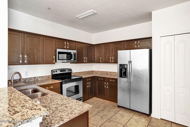 Foto del edificio - 4911 Key Lime Dr