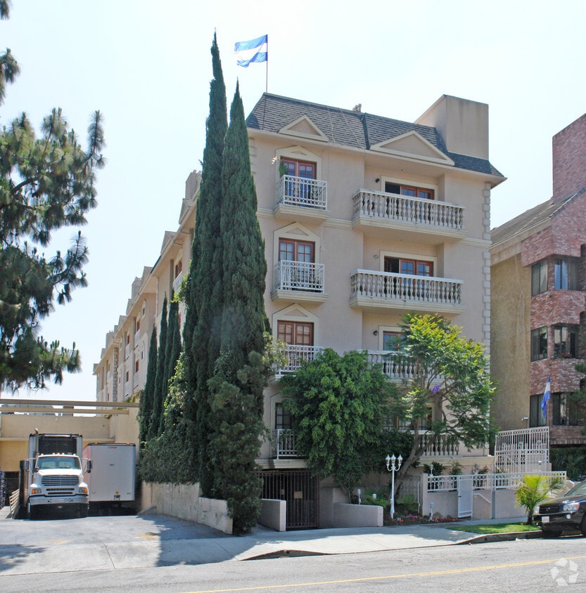 Primary Photo - 137 N Doheny Dr