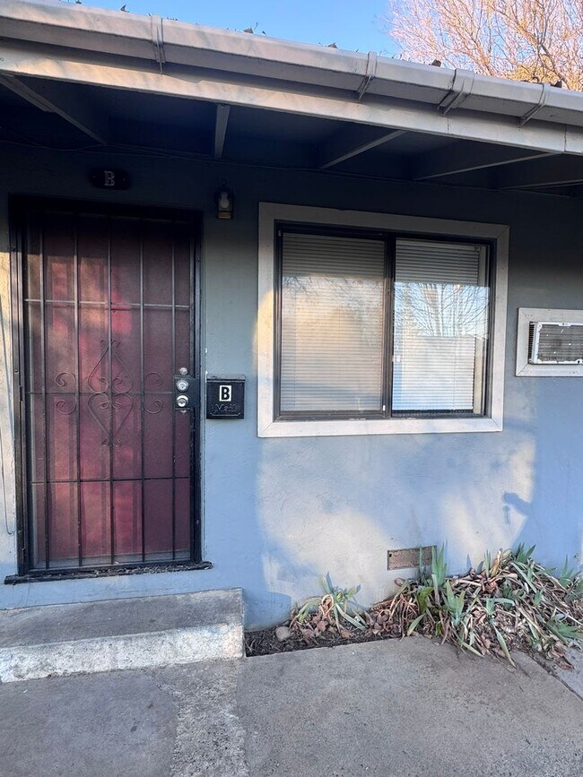 Building Photo - Remodeled Studio Near Sutter Park & Tower Bridge