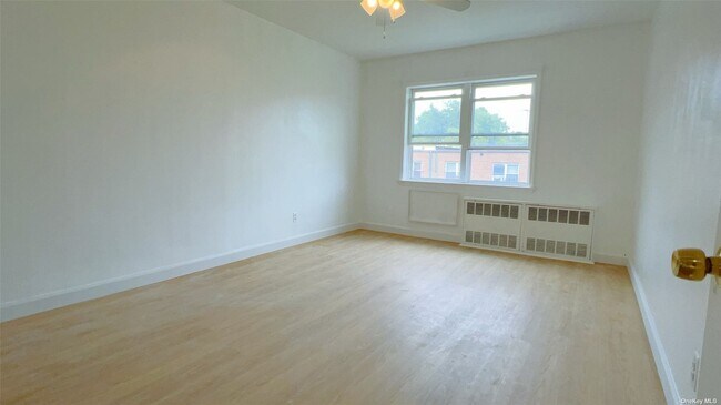 Foto del edificio - 61-11 217th St