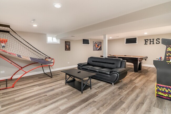 Building Photo - 649 Edgebrook Terrace