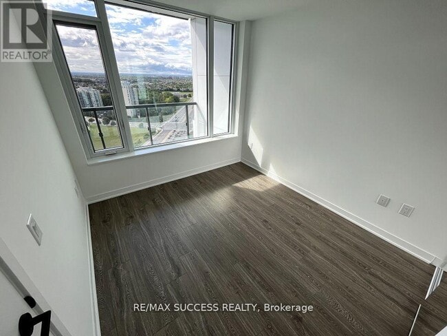 Photo du bâtiment - 2495 Eglinton Ave W