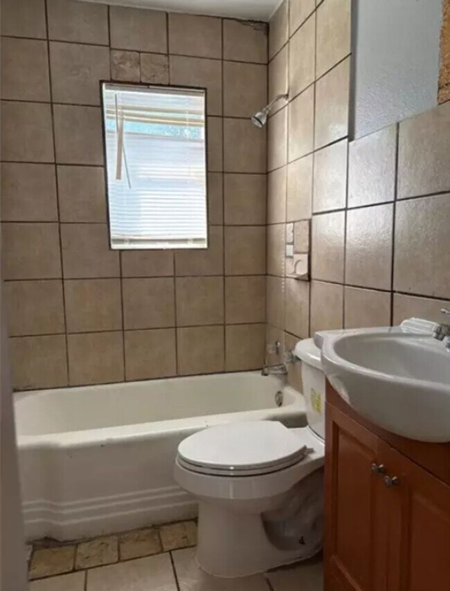Building Photo - Cute and Cozy 2 Bedroom Ready for Move-in ...