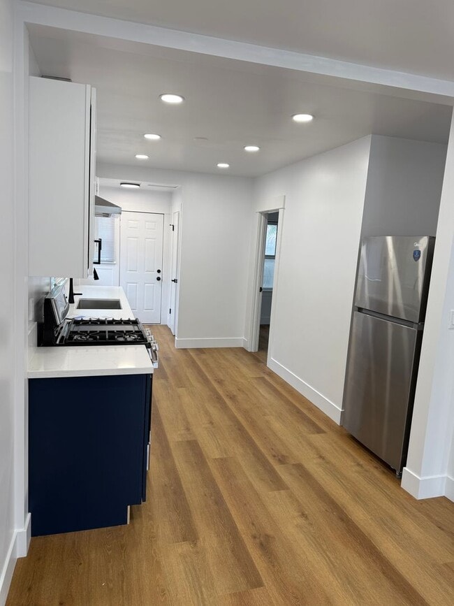 Building Photo - Stunning Modern Home- Fully Renovated