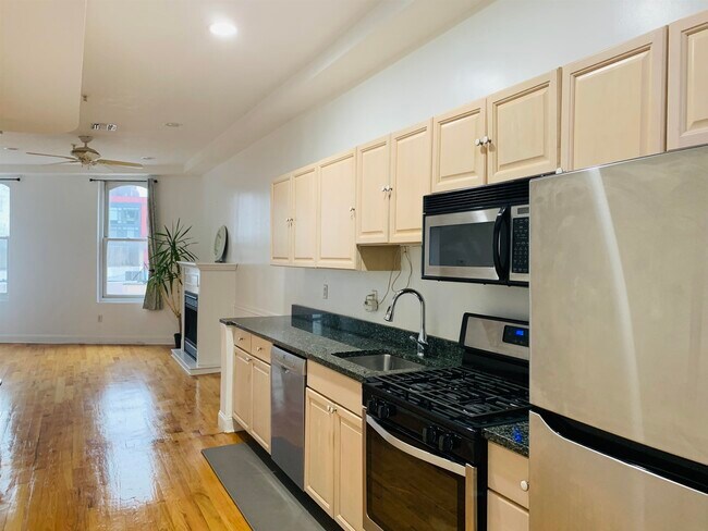 Foto del edificio - 136 Newark Ave