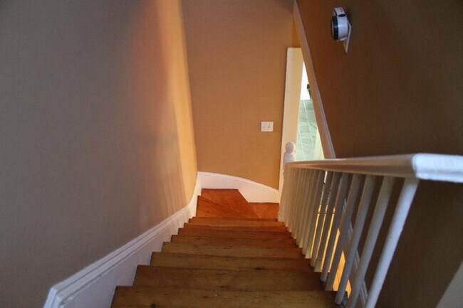 Building Photo - 3 BED/1.5 BATH BRIGHTON TOWNHOUSE FOR RENT...