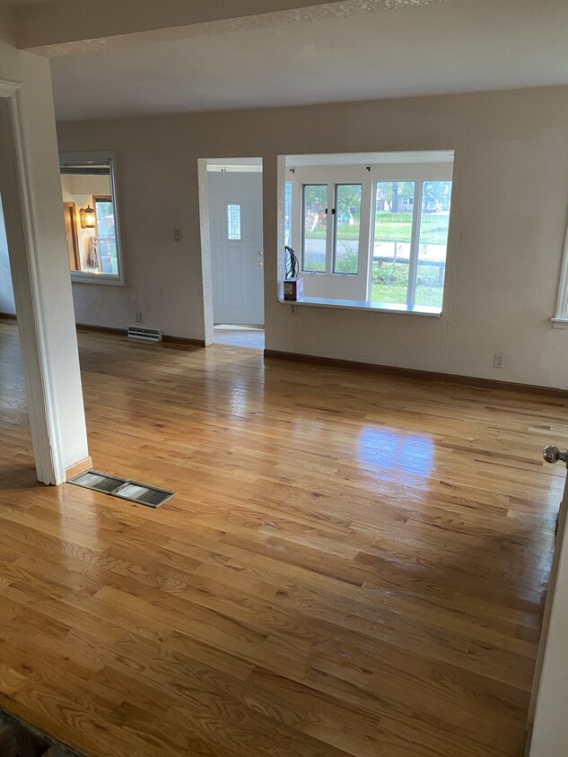 SALA DE ESTAR Llama 815-519-0701 - 420 Shoreland Rd