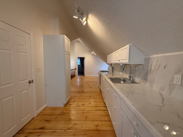 Building Photo - Cozy and Affordable 2 BED 1 BATH with a bonus office space!