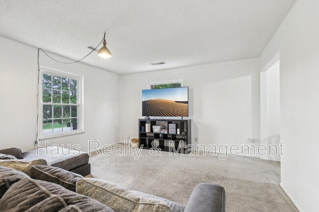 Building Photo - 144 Airport Rd