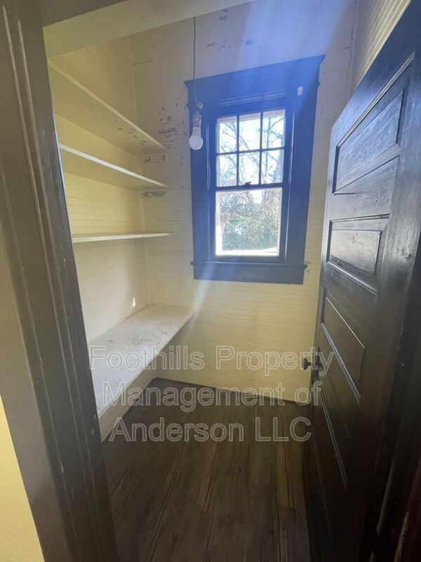 Building Photo - 906 E Greenville St