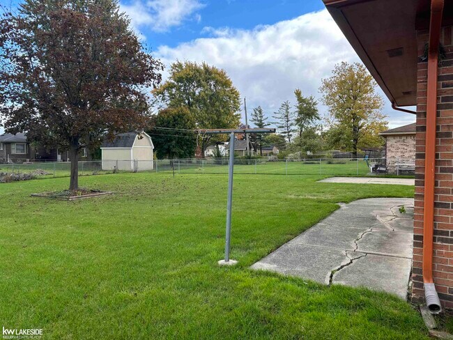 Building Photo - 37260 Rosebush St