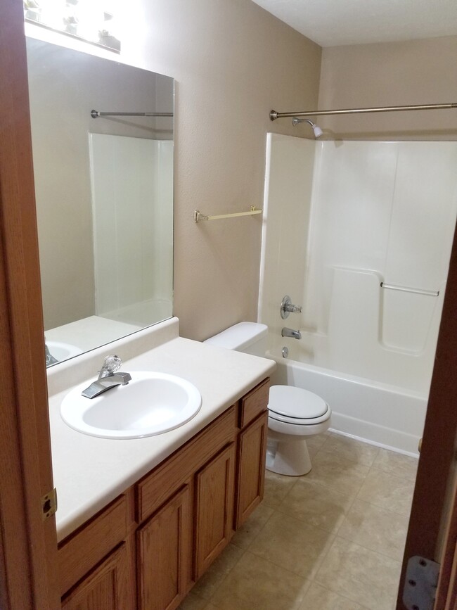 Master bath - 819 N Pinewood Ave