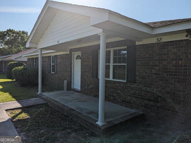Building Photo - 38 Walnut Way