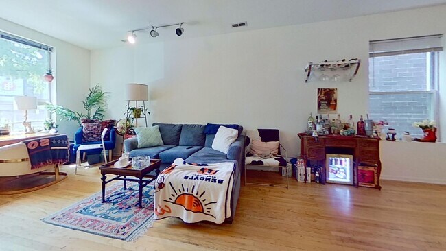 Foto del edificio - 2543 N Southport Ave