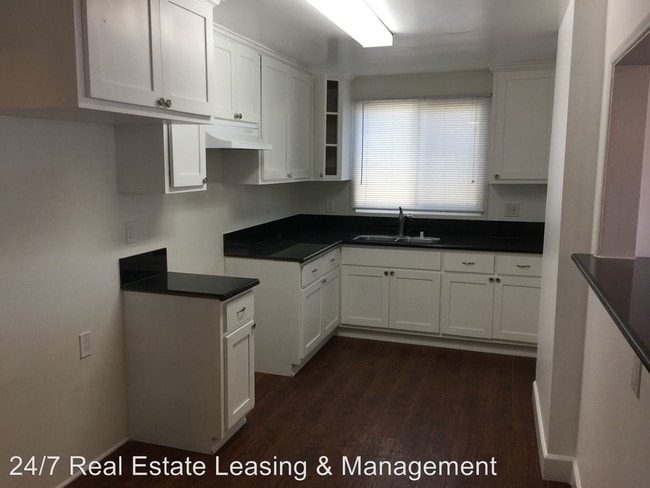 Building Photo - 617 W 51st St